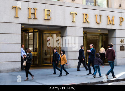 People walking past The Trump Building, 40 Wall Street, Manhattan, New York, USA Stock Photo
