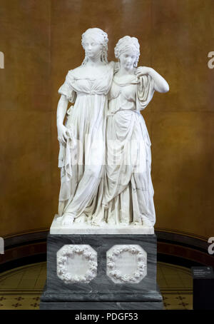 Saal mit Klassizistischen Skulpturen, Johann Gottfried Schadow: Doppelstandbild der Prinzessinnen Luise und Friederike von Preußen 1795-1797 Stock Photo