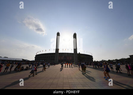 Berlin, Germany. 09th Aug, 2018. Athletics, European Athletics Championships, Olympic Stadium: spectators on their way to the stadium. Credit: Bernd Thissen/dpa/Alamy Live News Stock Photo