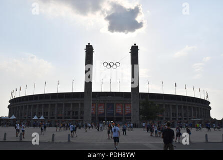 Berlin, Germany. 09th Aug, 2018. Athletics, European Athletics Championships, Olympic Stadium: spectators on their way to the stadium. Credit: Bernd Thissen/dpa/Alamy Live News Stock Photo