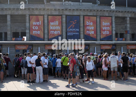 Berlin, Germany. 09th Aug, 2018. Athletics, European Athletics Championships, Olympic Stadium: spectators are waiting at the entrance in front of the stadium. Credit: Bernd Thissen/dpa/Alamy Live News Stock Photo