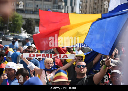 Bucharest, Romania. 10th August, 2018. Romanians who live abroad came home to protest in Bucharest, against the way Romania is governed and  call for the left-wing government to resign and an early election. Over 3 milion Romanians are living abroad, most of them left because of corruption, low wages and lack of opportunities. Credit: Alberto Grosescu/Alamy Live News Stock Photo