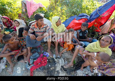Newly arrived Rohingya refugees take shelter beside a road at Ukhia, Cox's Bazar, Bangladesh Stock Photo