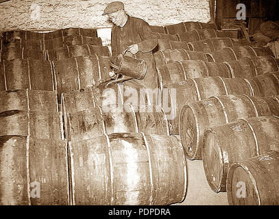 Cave centrale entrepôt St Bernard,   halle aux vins Paris 5e.   Agents du personnel se   trouvant dans un chai.   1938. 251 Ouillage à la Halle aux vins Stock Photo