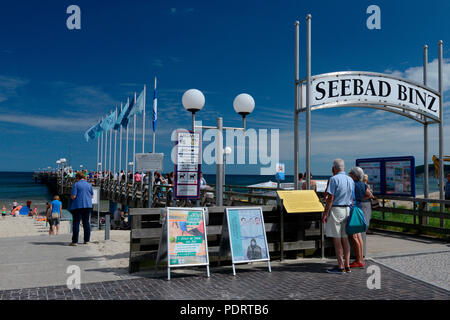 Strandpromenade mit Schild, Seebad Binz, Binz, Insel Ruegen, Mecklenburg-Vorpommern, Deutschland. Europa Stock Photo