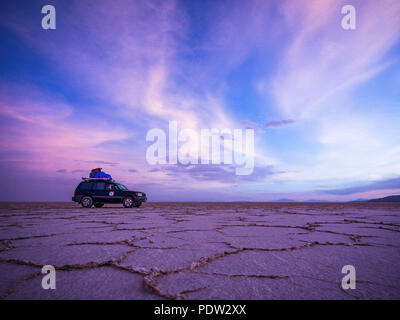 4WD jeep on the horizon of Salar de Uyuni Salt Flat in Bolivia Stock Photo
