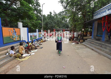 A hindu lady is returning after performing Kali puja from the Kankalitala mandir near Prantik railway station in the district Birbhum, West Bengal, In Stock Photo