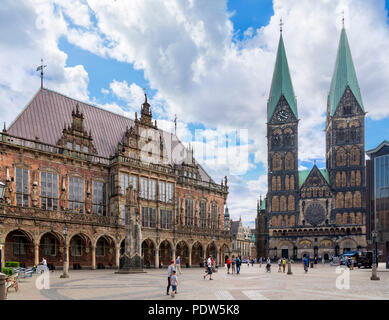 The Marktplatz with the Town Hall (Rathaus) to the left and Cathedral to the right, Bremen, Germany Stock Photo