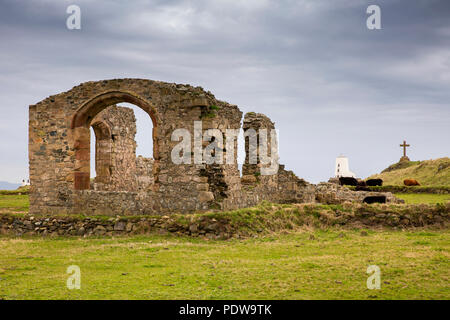 UK, Wales, Anglesey, Newborough, Llanddwyn Island, ruins of St Dwynwen’s Church and old windmill-like lighthouse Stock Photo