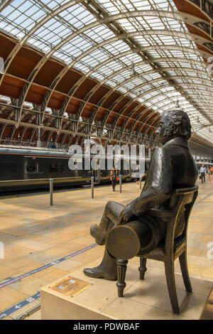 Statue of Isambard Kingdom Brunel  on London Paddington railway station with a new Great Western Railway train in the background Stock Photo