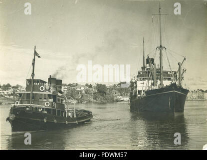 256 StateLibQld 1 251248 Tugboat Coringa is assisting the passenger ship Ormiston to berth in Brisbane Stock Photo