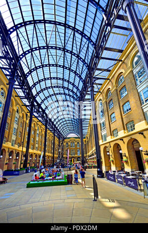 Hay's Galleria, Southwark, London, England, UK. Offices, restaurants, shops, and flats in what was originally a warehouse by Hay's Wharf Stock Photo