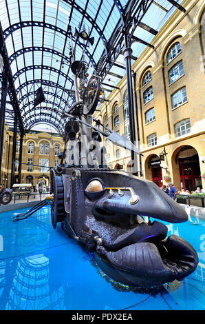 Hay's Galleria, Southwark, London, England, UK. Offices, restaurants, shops, and flats in what was originally a warehouse by Hay's Wharf. Moving sculp Stock Photo