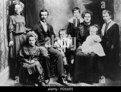 277 StateLibQld 1 95788 Bloxsom family, 1908 Stock Photo