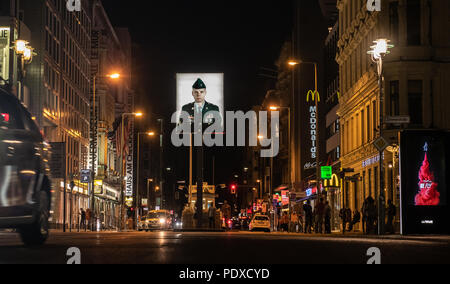 09 August 2018, Germany, Berlin: Checkpoint Charlie is almost deserted in the evening. At the former border crossing point for diplomats in Berlin, American and Soviet tanks faced each other. Photo: Wolfgang Kumm/dpa Stock Photo