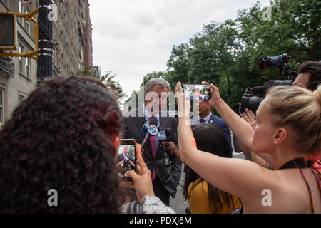 New York, USA, 10 Aug 2018.  Mayor Bill DeBlasio surveys the scene of a deadly car accident on Friday evening, where a 23-year-old woman on a bicycle was struck and killed by a private garbage truck while riding in the bike lane. Credit: SCOOTERCASTER/Alamy Live News Stock Photo