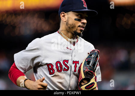 Boston Red Sox MOOKIE BETTS HOLDING 2018 WORLD SERIES TROPHY 8x10 Photo 