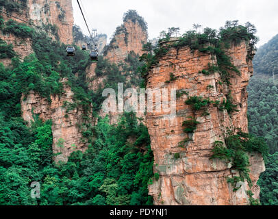 Cable car within the Tianzi Mountain column karst at Wulingyuan Scenic Area, Zhangjiajie National Forest Park, Hunan, China Stock Photo