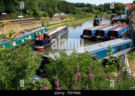 Narrowboats on the Oxford Canal at Heyford Wharf, Lower Heyford village, Bicester, Oxfordshire, England Stock Photo