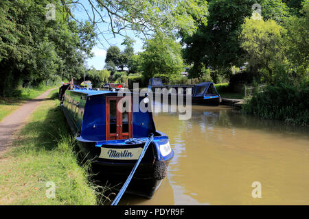 Narrowboats on the Oxford Canal at Heyford Wharf, Lower Heyford village, Bicester, Oxfordshire, England Stock Photo