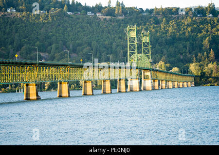 Long straight metal trusses Hood River Lifting White Salmon transportation Bridge with two towers for lifting arched section across Columbia River in  Stock Photo