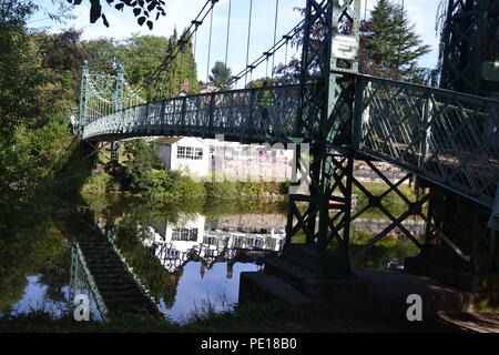 Porthill Bridge, Pedestrian Suspension Bridge over the River Severn, taken from Quarry Park, Shrewsbury, Shropshire, UK. bouncing bridge. Opened 1923. Stock Photo