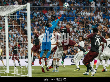 Santiago Bernabeu, Madrid, Spain. 11th Aug, 2018. Pre Season football, The  Santiago Bernabeu Trophy, Real Madrid versus AC Milan; Karim Benzema (Real  Madrid) takes on José Mauri (Milan) Credit: Action Plus Sports/Alamy