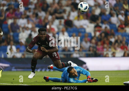 Madrid, Madrid, Spain. 11th Aug, 2018. Keylor Navas saves the shoot of striker of AC Milan Kessie during the Santiago Bernabeu Trophy 2018 match between Real Madrid and AC Milan at the Santiago Bernabeu Stadium. Credit: Manu Reino/SOPA Images/ZUMA Wire/Alamy Live News Stock Photo