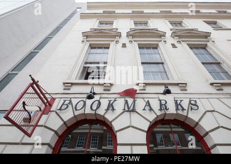 London, UK. 11th August, 2018. Bookmarks in Bloomsbury. Crowds gather at Britain’s largest socialist bookshop in a display of solidarity one week after it was invaded by far-right protesters including three Ukip supporters who had since been suspended from the party pending an investigation. Credit: Guy Corbishley/Alamy Live News