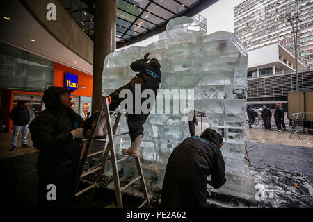 São Paulo, Brazil. 12th Aug, 2018. A huge elephant-shaped ice sculpture nearly 3 meters high and 6 tons melting outdoors is seen in Paulista avenue in Sao Paulo on August 12, 2018. It is an action to draw attention to the day of the elephant, the idea of ''‹''‹the cold intervention is to warn about the risk of extinction of the species. Credit: Dario Oliveira/ZUMA Wire/Alamy Live News Stock Photo