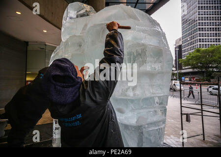 São Paulo, Brazil. 12th Aug, 2018. A huge elephant-shaped ice sculpture nearly 3 meters high and 6 tons melting outdoors is seen in Paulista avenue in Sao Paulo on August 12, 2018. It is an action to draw attention to the day of the elephant, the idea of ''‹''‹the cold intervention is to warn about the risk of extinction of the species. Credit: Dario Oliveira/ZUMA Wire/Alamy Live News Stock Photo