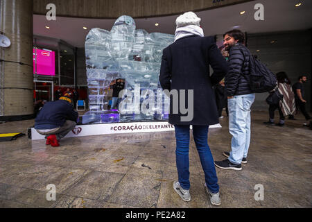 São Paulo, Brazil. 12th Aug, 2018. A huge elephant-shaped ice sculpture nearly 3 meters high and 6 tons melting outdoors is seen in Paulista avenue in Sao Paulo on August 12, 2018. It is an action to draw attention to the day of the elephant, the idea of ''‹''‹the cold intervention is to warn about the risk of extinction of the species. Credit: Dario Oliveira/ZUMA Wire/Alamy Live News Stock Photo