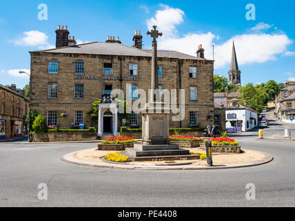 Rutland Square in Bakewell with the Rutland Arms Hotel  traffic island and memorial cross Derbyshire UK Stock Photo