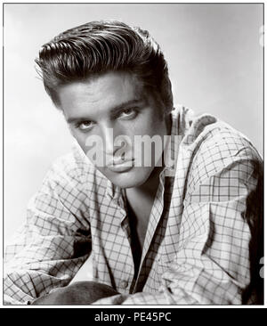 ELVIS PRESLEY '50's Vintage 1950's Hollywood studio press portrait, head and shoulders b&w, of a brooding young pop star heartthrob Elvis Presley ‘The King’ Stock Photo