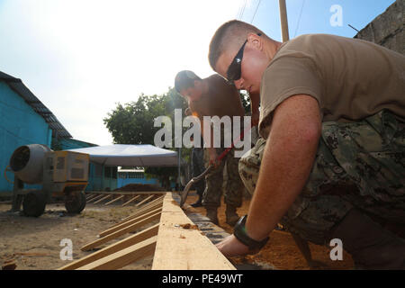 150902-A-ZA034-005 PUERTO CASTILLA, Honduras (Sept. 2, 2015) Steelworker Constructionman Apprentice Josue Batchelortorres, a native of Conroe, Texas, right, and Utilitiesman Constructionman John Taylor Delay, a native of Gun Barrel City, Texas, both assigned to Construction Battalion Maintenance Unit 202 Jacksonville, Fla., reinforce kickers before laying cement at an engineering site established at the Centro Basico 14 de Agosto Lugar Puerto Castilla School during Continuing Promise 2015. Continuing Promise is a U.S. Southern Command-sponsored and U.S. Naval Forces Southern Command/U.S. 4th F Stock Photo