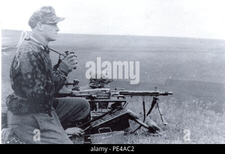 German Soldiers in Camouflage Jackets with MG42 on the Russian Front 1943 Stock Photo