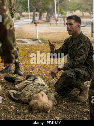 U.S. Navy Petty Officer Third Class Garrett T. Hannon tests medical knowledge of soldiers from the Papua New Guinea Defence Force Sept. 3 during a first-aid class at Taurama Barracks, Papua New Guinea. Hannon and Australian medics held classes and immediate action drills for the PNGDF during exercise Puk Puk 15 to broaden their knowledge and life-saving capabilities. Hannon, an Abington, Massachusetts native, is a corpsman with Headquarters and Service Company, 9th Engineer Support Battalion, 3rd Marine Logistics Group. (U.S. Marine Corps photo by Cpl. William Hester/ Released) Stock Photo