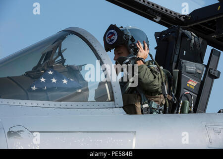 An F-15C Eagle, assigned to the 142nd Fighter Wing, Oregon Air National ...