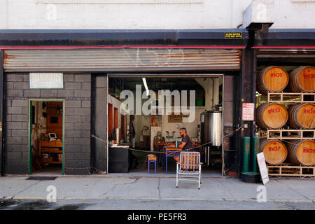 [historical storefront] Transmitter Brewing, 53-02 11th St, Long Island City, NY Stock Photo