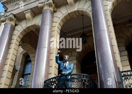 Bronze statue of Nelson Mandela by Xhanti Mpakama and Barry Jackson stands on the balcony of the City Hall, Cape Town, South Africa. Stock Photo