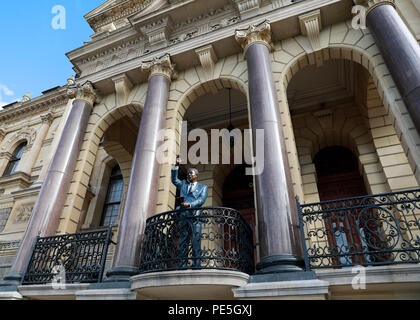 Bronze statue of Nelson Mandela by Xhanti Mpakama and Barry Jackson stands on the balcony of the City Hall, Cape Town, South Africa. Stock Photo