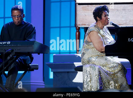 ***FILE PHOTO*** R&B LEGEND ARETHA REPORTEDLY GRAVELY ILL AND SURROUNDED BY FAMILY IN DETROIT HOSPITAL Aretha Franklin and Herbie Hancock perform at the International Jazz Day Concert on the South Lawn of the White House, in Washington, DC, April 29, 2016. United States President Barack Obama delivered remarks to introduce the event. Credit: Aude Guerrucci/Pool via CNP/MediaPunch Stock Photo