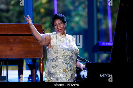 ***FILE PHOTO*** R&B LEGEND ARETHA REPORTEDLY GRAVELY ILL AND SURROUNDED BY FAMILY IN DETROIT HOSPITAL Aretha Franklin waves after her performance at the International Jazz Day Concert on the South Lawn of the White House, in Washington, DC, April 29, 2016. United States President Barack Obama delivered remarks to introduce the event. Credit: Aude Guerrucci/Pool via CNP/MediaPunch Stock Photo