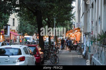 09 August 2018, Germany, Berlin: Street scene in Falckensteinstraße in the Wrangelkiez in the district of Kreuzberg in the evening. Photo: Jens Kalaene/dpa-Zentralbild/ZB Stock Photo