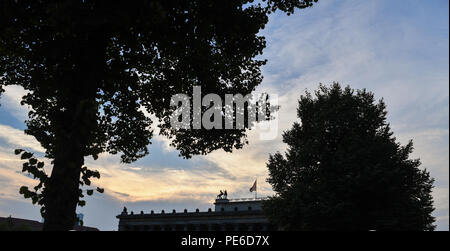 Berlin, Germany. 09th Aug, 2018. The Alte Museum (lit. Old Museum) at the Lustgarten in the evening at dusk. Credit: Jens Kalaene/dpa-Zentralbild/ZB/dpa/Alamy Live News Stock Photo