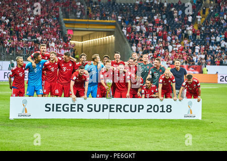 Frankfurt, Germany. 12th August, 2018. Eintracht Frankfurt - FC Bayern Munich Soccer, Frankfurt, August 12, 2018  Winners ceremony with trophy: Manuel NEUER, FCB 1 Thiago ALCANTARA, FCB 6  Head coach Niko Kovac (FCB) Robert LEWANDOWSKI, FCB 9  Arjen ROBBEN, FCB 10 Franck RIBERY, FCB 7 Leon GORETZKA, FCB 18 Mats HUMMELS, FCB 5  Javi MARTINEZ, FCB 8 Robert KOVAC , Assistent coach, Sebastian RUDY, FCB 19  Kingsley COMAN, FCB 29 Joshua KIMMICH, FCB 32 Thomas MUELLER, MÜLLER, FCB 25 Sven ULREICH, FCB 26 Torwart. Niklas SUELE, FCB 4 Sandro WAGNER, FCB 2 RAFINHA (FCB 13)  EINTRACHT FRANKFURT - FC BAY Stock Photo