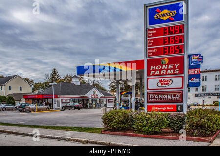 Honey Farms gas station and convenience store on Highland Street in Worcester, MA Stock Photo