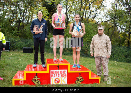 Commandant of the Marine Corps, Gen. Robert B. Neller, poses with the top three women finishers of the Marine Corps Marathon 10k at Arlington, Va., Oct. 25, 2015. Over 30,000 runners participated in the 40th annual Marine Corps Marathon. (U.S. Marine Corps photo by Sgt. Gabriela Garcia/Released) Stock Photo