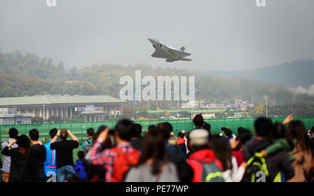 The F-22 Raptor demonstrates its unique flight capabilities for thousands of Korean civilians at the 2015 Seoul International Aerospace and Defense Exhibition held at Seoul Airport, Republic of Korea, Oct. 24, 2015. The Seoul ADEX gives American service members a chance to showcase their outstanding aircraft and equipment to the Korean public.  (U.S. Air Force photo/Staff Sgt. Amber Grimm) Stock Photo