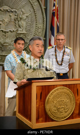 David Ige, Hawaii state governor, reads a proclamation announcing the completion of the Anuenue Interisland Digital Microwave Network, at the Hawaii State Capitol in Honolulu, Oct. 22, 2015. The Anuenue IDMN consists of high-capacity microwave links, radio towers, and facility buildings that interconnect and support the systems and networks relied upon by first responders, search and rescue, law enforcement, emergency services, and critical government operations. (U.S. Coast Guard photo by Petty Officer 2nd Class Tara Molle/Released) Stock Photo